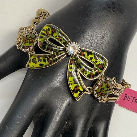 Betsey Johnson Gold Tone Green Animal Print Acrylic Bow Bracelet New (Sm. Flaw) - Picture 1 of 7